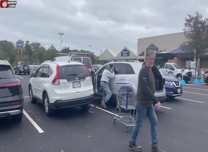 Video: An off-duty policeman attempts to apprehend a shoplifter